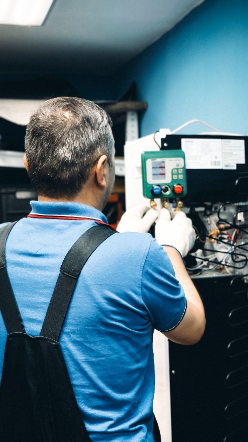 Servicetechniker bei der Wartung einer Industrieanlage